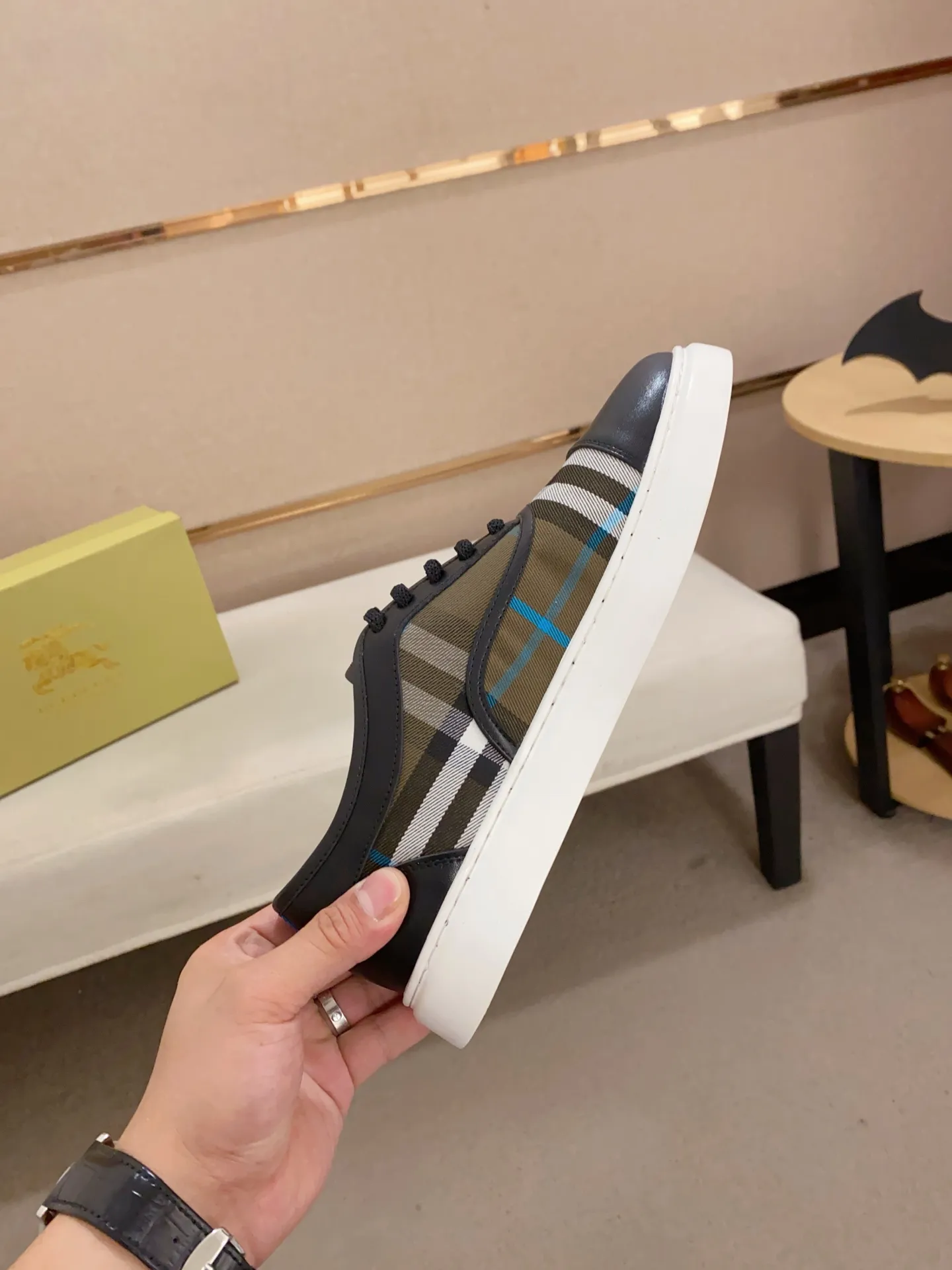 Men's shoes💰: 400💰🇮🇹🇮🇹The counters are synchronized with BURBERRY's top purchasing agents🔍🔍Synchronized sales. Positive code number: 38-44. Italian imported cowhide with official website fabric. Fully imported sheepskin lining, sole: original sole provided by the original factory, exclusive movable molded sole, super comfortable, original factory follow-up goods, 🔍🔍high quality, you can enter and leave the counter at will, welcome to compare (can be customized 45)